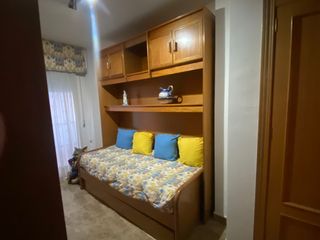 Armario de madera con cama y cama nido incluido