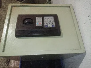 Caja fuerte empotrable con teclado digital