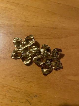 Orecchini a forma di fiore dorati