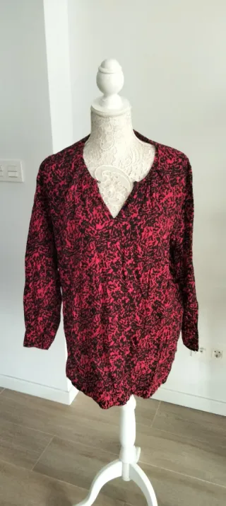 Camiseta estampada roja y negra