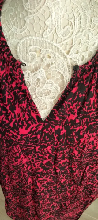 Camiseta estampada roja y negra