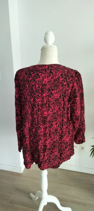 Camiseta estampada roja y negra