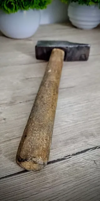 Martello con testa in acciaio fuso