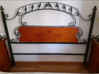 Dormitorio de madera y forja.