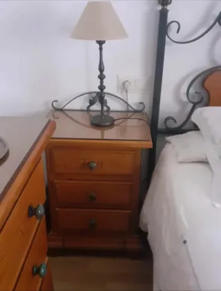 Dormitorio de madera y forja.