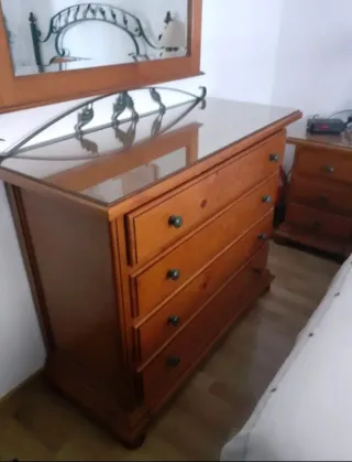 Dormitorio de madera y forja.