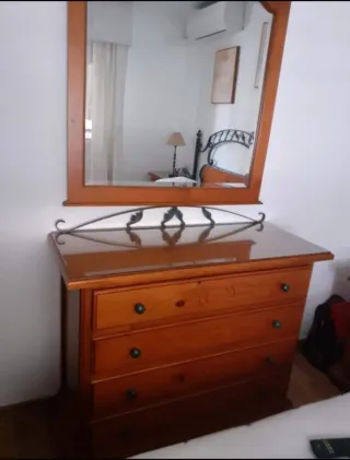 Dormitorio de madera y forja.