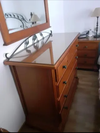 Dormitorio de madera y forja.