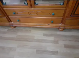 Dormitorio de madera y forja.