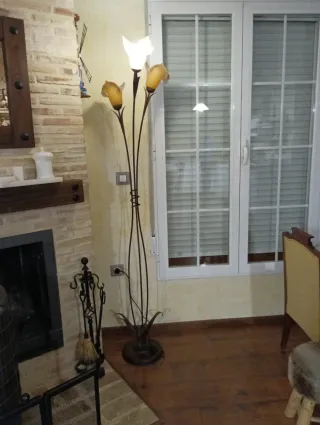 Lámpara de pie de metal y cristal