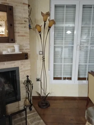 Lámpara de pie de metal y cristal