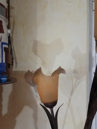 Lámpara de pie de metal y cristal