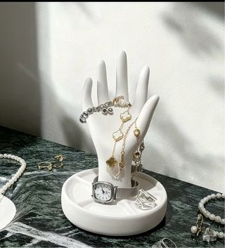 Portagioie a forma di mano