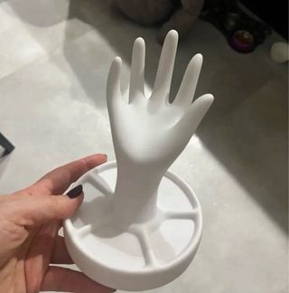 Portagioie a forma di mano