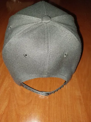 Gorra béisbol gris con logo