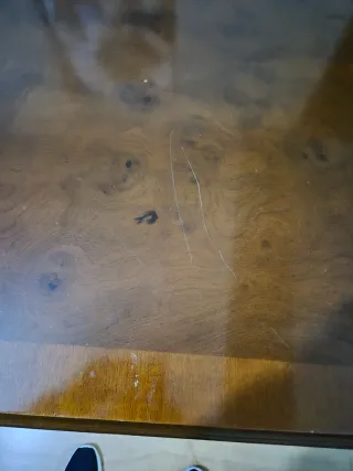 Mesa de comedor de madera oscura