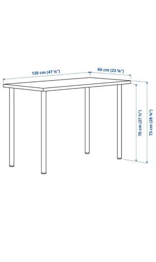 Mesa blanca con lámpara de escritorio