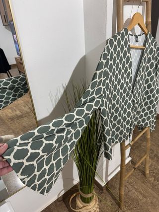 Blusa estampada verde y beige