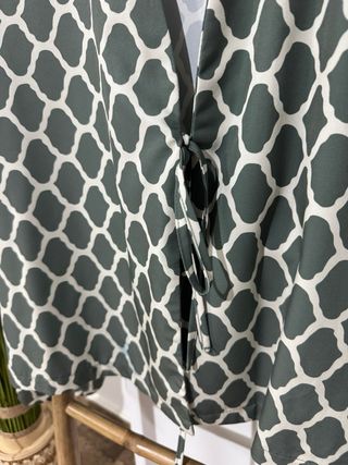 Blusa estampada verde y beige