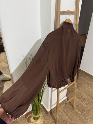 Blusa marrón con lazada en cuello