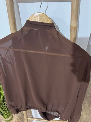 Blusa marrón con lazada en cuello