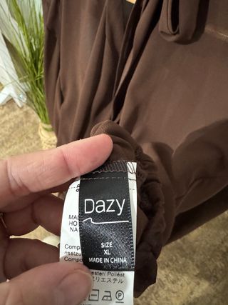 Blusa marrón con lazada en cuello