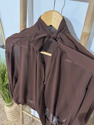 Blusa marrón con lazada en cuello