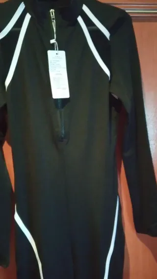 Mono negro con detalles blancos