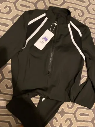 Mono negro con detalles blancos