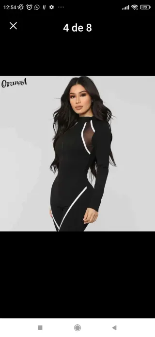 Mono negro con detalles blancos