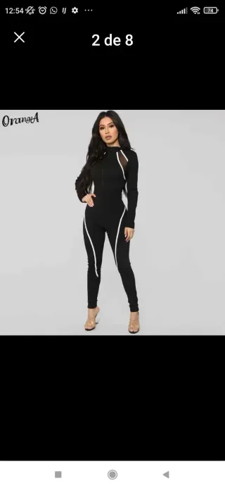 Mono negro con detalles blancos