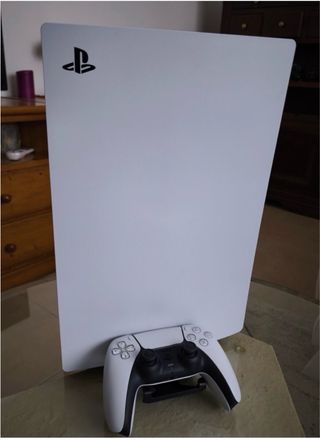 Consola PS5 con 2 mandos y 4 juegos