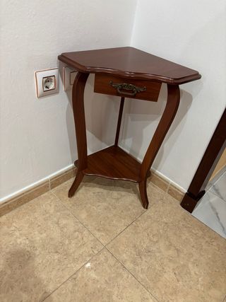 Mesita de rincón de madera