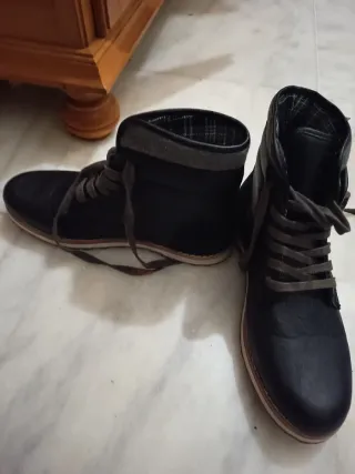 Botas negras con cordones