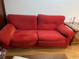 Sofá de tela rojo y beige