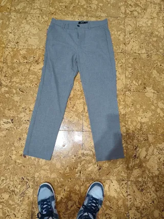 Pantalones de vestir beige y grises