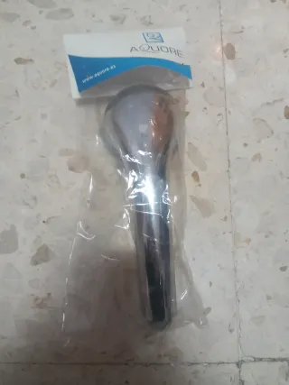 Teléfono de ducha plateado y azul