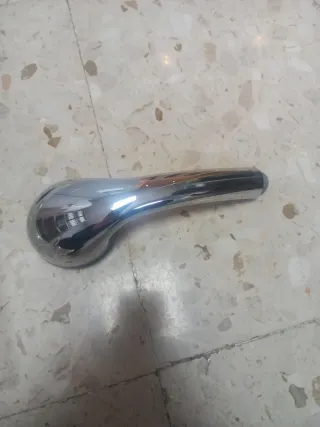 Teléfono de ducha plateado y azul