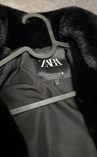 Abrigo pelo negro Zara