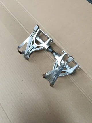 Pedales de bicicleta clasica con rastrales