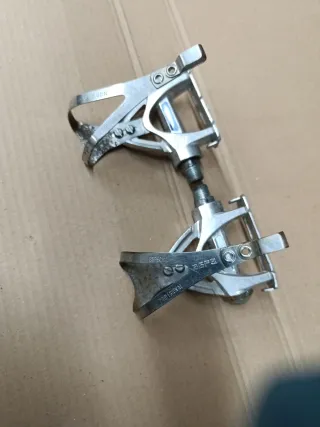 Pedales de bicicleta clasica con rastrales