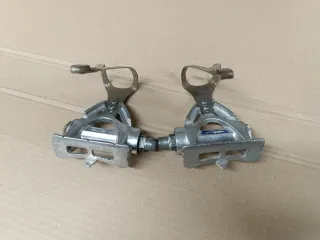 Pedales de bicicleta clasica con rastrales