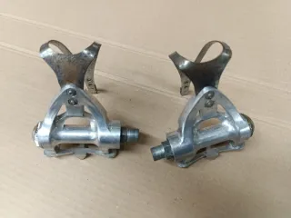 Pedales de bicicleta clasica con rastrales