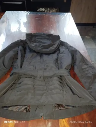 Parka marrón con cinturón