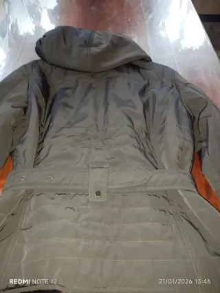 Parka marrón con cinturón