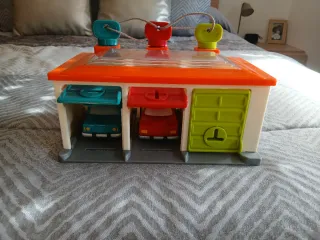 Cocheras de juguete con coches y llaves