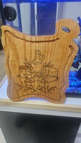 Tabla de cortar de madera con grabado