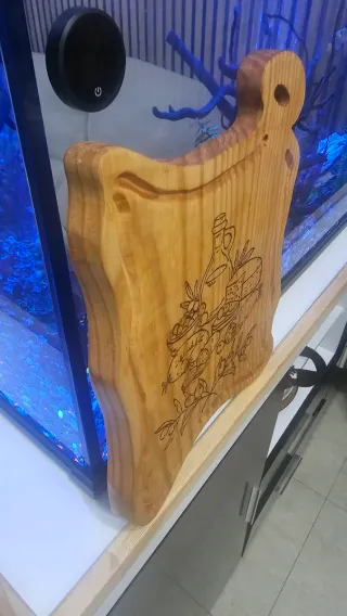 Tabla de cortar de madera con grabado