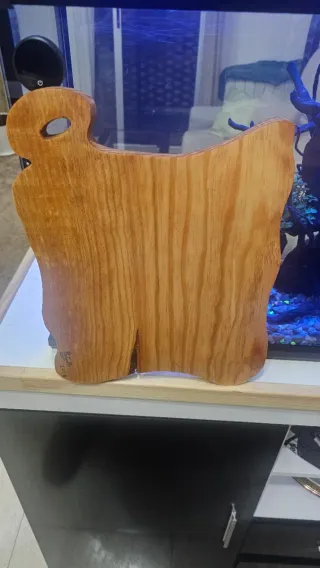 Tabla de cortar de madera con grabado
