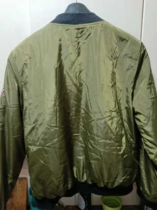 Chaqueta bomber verde con parches
